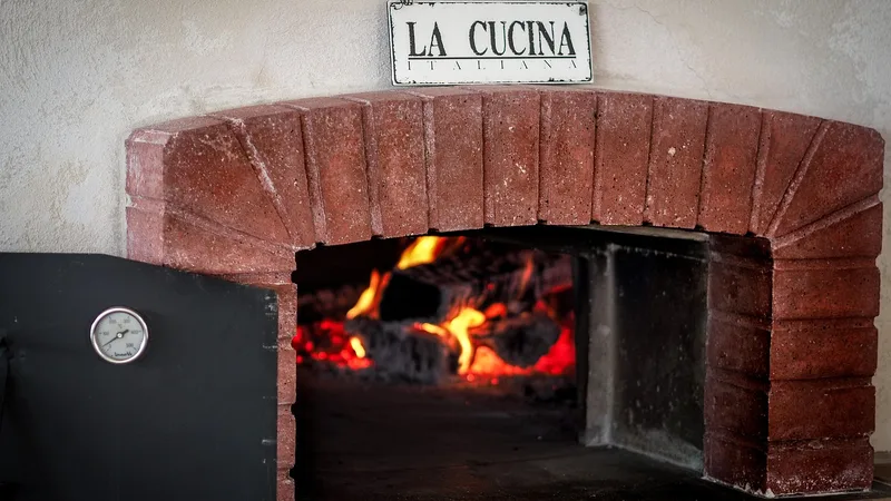Outdoor pizza oven