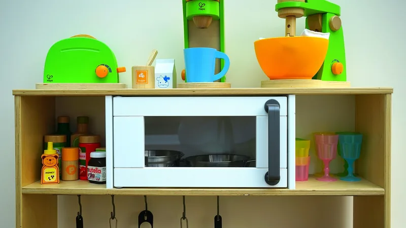 Toy kitchen pots