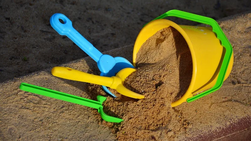 Sand bucket shovel